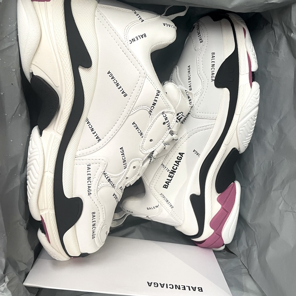 Balenciaga triple S 41 size 9.5 in womens New in box size 8 in Men